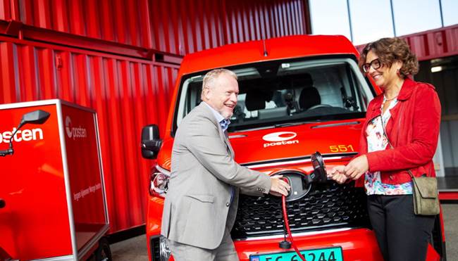 The official opening of Posten Oslo City Hub with Tone Wille (CEO, Posten) and Raymond Johansen (City Councilor).