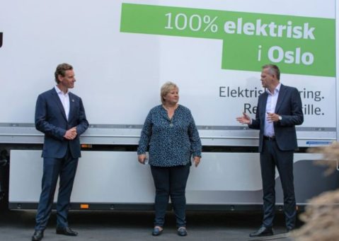 Erna Solberg unveiled DB Schenker's new electric Volvo FL, together with DB Schenker's CEO Jochen Thewes (left) and Schenker's CEO in Norway, Knut Eriksmoen.